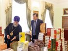Глава Омской митрополии митрополит Омский и Таврический Владимир передал в дар Западно-Сибирскому медицинскому центру ФМБА России книги духовного содержания.