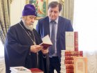 Глава Омской митрополии митрополит Омский и Таврический Владимир передал в дар Западно-Сибирскому медицинскому центру ФМБА России книги духовного содержания.