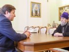 Глава Омской митрополии митрополит Омский и Таврический Владимир передал в дар Западно-Сибирскому медицинскому центру ФМБА России книги духовного содержания.