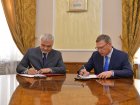 Руководитель ФМБА России В.В.Уйба встретился с временно исполняющим обязанности губернатора Омской области А.Л.Бурковым: подписано соглашение о сотрудничестве.