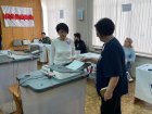 Сотрудник Западно – Сибирского медицинского центра принимает участие в работе участковой избирательной комиссии.