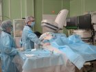 Хирурги Западно-Сибирского медицинского центра ФМБА России выполняют высокотехнологичные операции по имплантации окклюдера ушка левого предсердия с целью профилактики инсульта и тромбообразования у пациентов с мерцательной аритмией.
