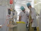 Врачи отделения А.Э. Мангус и О.П. Батищев  с аппаратом для реинфузии крови  C.A.T.S.